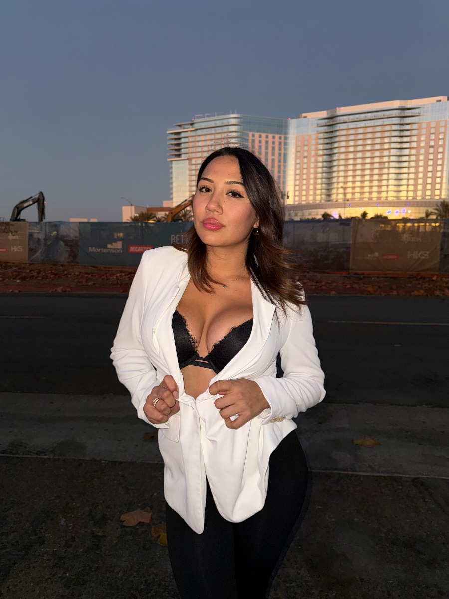 Take a pause and enjoy Ali Cruz — streaming from Zhuji