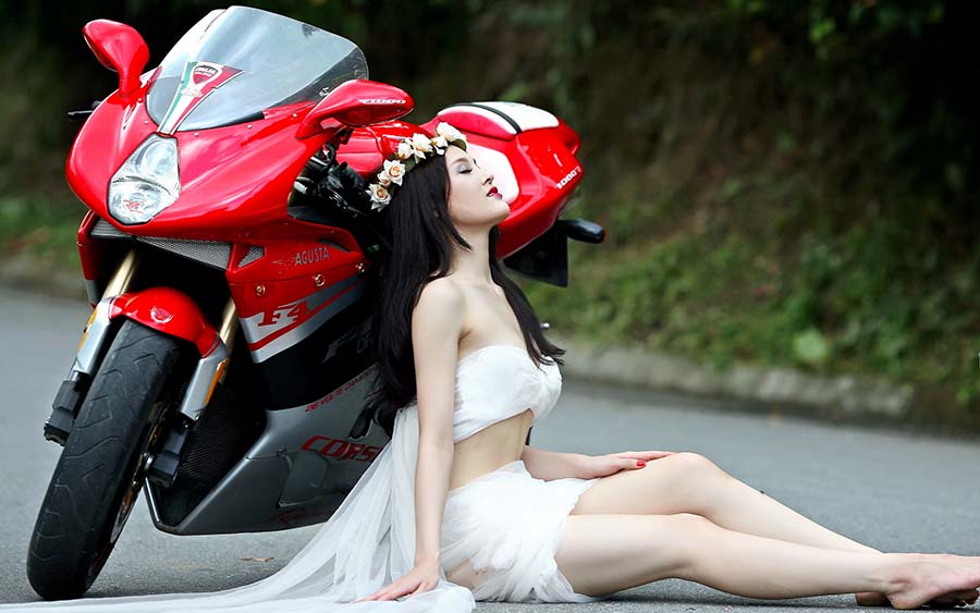 Beautiful girls and motorcycles in Zhuji