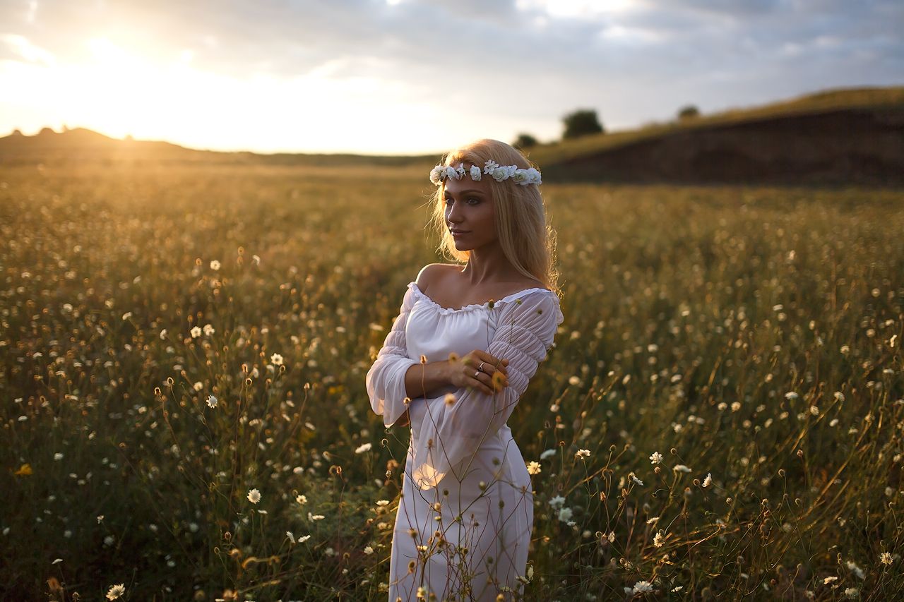 Girls in Slavic costumes in Zhuji
