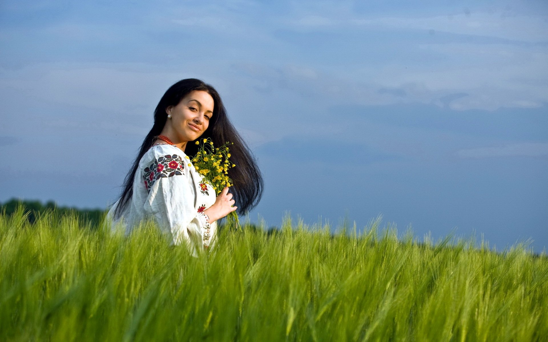 Girls in Slavic costumes in Zhuji