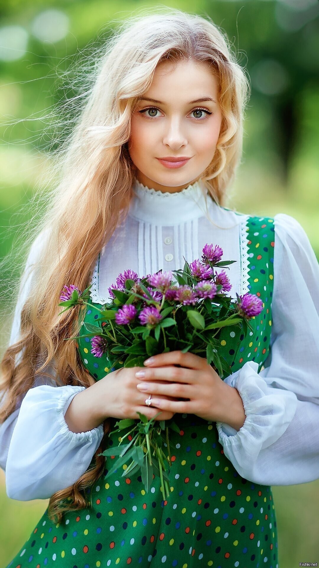 Girls in Slavic costumes in Zhuji